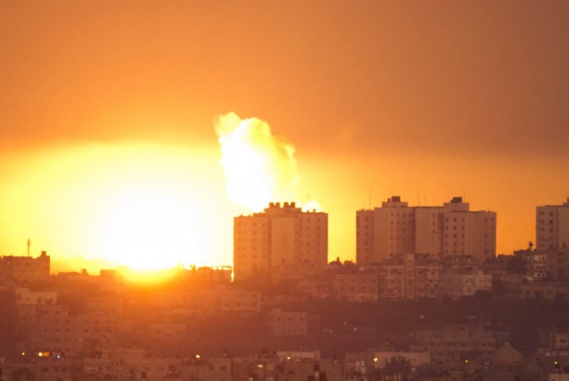 Ledakan dan asap membumbung menyusul serangan udara Israel di utara Jalur Gaza, dilihat dari Perbatasan Gaza-Israel, selatan Israel, Kamis (15/11/2012).