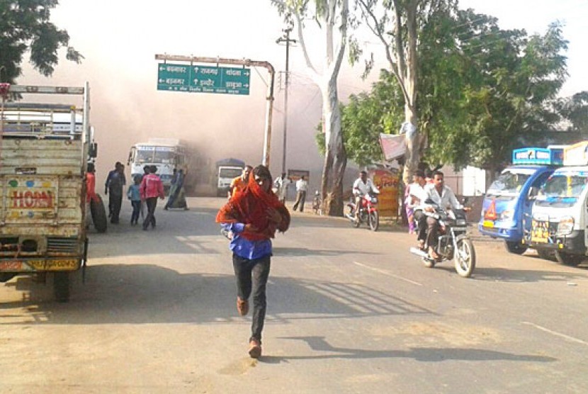 Ledakan di sebuah restoran di India, menewaskan sedikitnya 104 orang