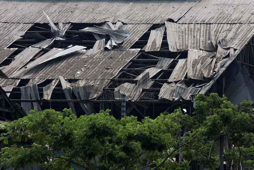   Suasana gudang Amunisi Satuan Komando Pasukan Katak yang hancur akibat ledakan di Kawasan Armada Barat di Pondok Dayung, Jakarta Utara, Rabu (5/3).   (Republika/Yasin Habibi)