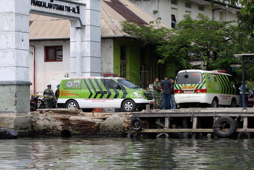  Mobil ambulans di dermaga gudang Amunisi Satuan Komando Pasukan Katak yang hancur akibat ledakan di Kawasan Armada Barat di Pondok Dayung, Jakarta Utara, Rabu (5/3).    (Republika/Yasin Habibi)