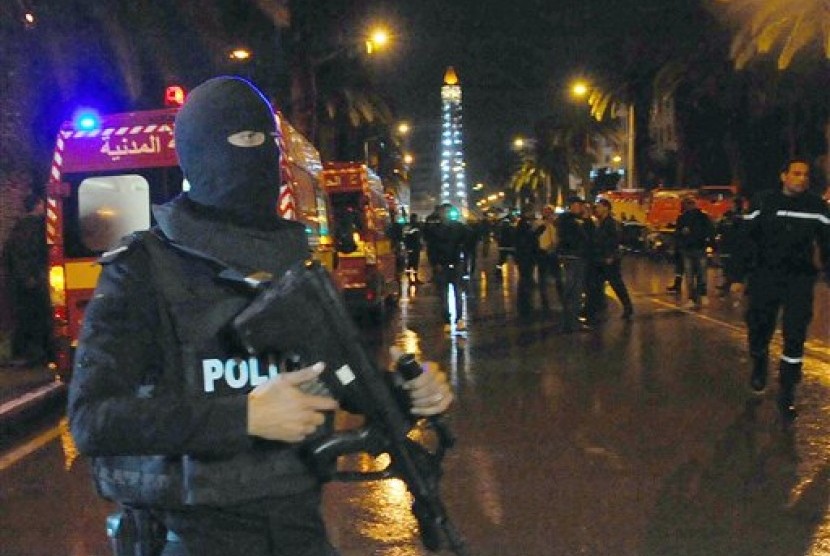 Ledakan mematikan menghantam bus penjaga presiden Tunisia, di Tunis, Selasa (24/11). Setidaknya 12 jiwa tewas dan pemerintah Tunisia mengumumkan keadaan darurat.