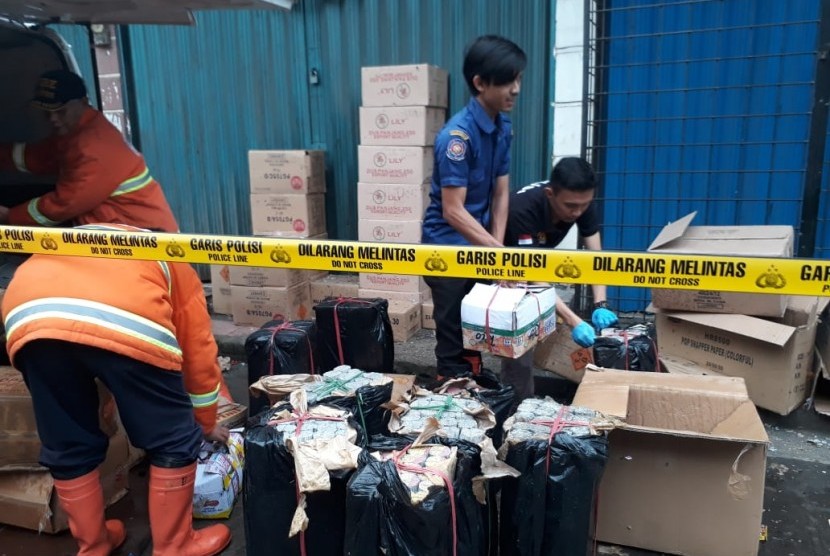 Ledakan petasan terjadi saat aktivitas bongkar muat petasan di Jalan Stasiun Timur Kota Sukabumi Senin (13/5). Dampaknya lima orang warga luka-luka.