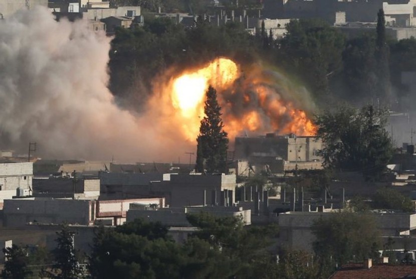 Ledakan setelah serangan udara AS di kota perbatasan Suriah, Kobane. 