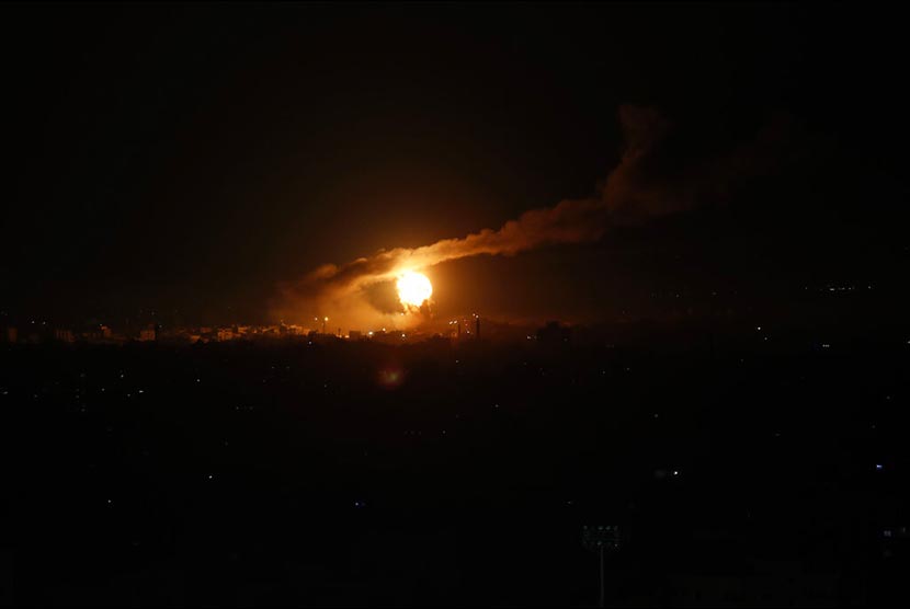 Ledakan tampak di kegelapan Kota Gaza Palestina akibat serangan Israel, ilustrasi