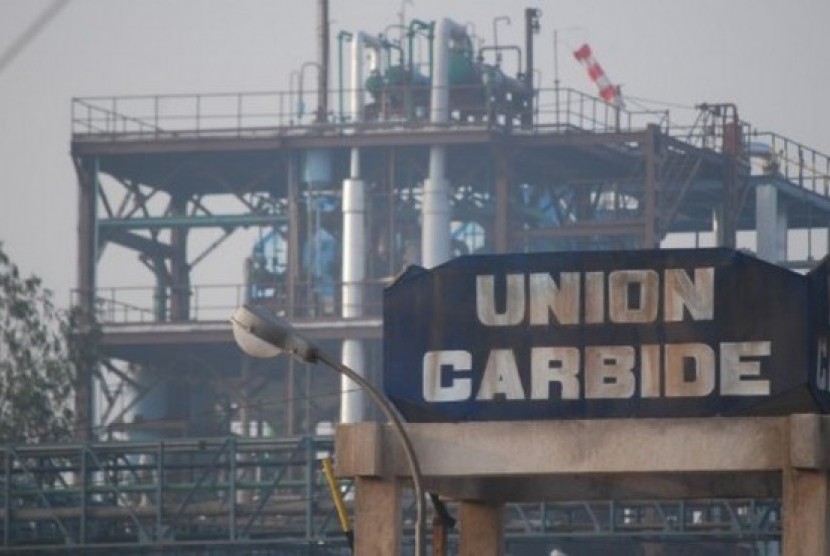 Ledakan terjadi di sebuah pabrik pestisida Union Carbide, Bhopal, India pada 3 Desember 1984. 