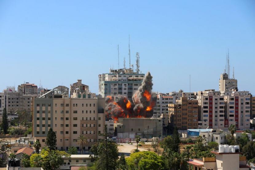 Ledakan terlihat di gedung yang merupakan apartemen hunian dan kantor media Associated Press dan Aljazirah di Gaza, Sabtu (15/5). Israel melancarkan serangan udara ke gedung tersebut.