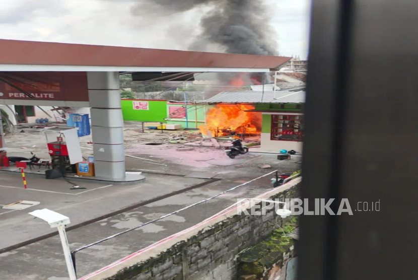 Ledakan yang berujung kebakaran terjadi di Stasiun Pengisian Bahan Bakar Umum (SPBU) 44.552.14 yang terletak di Jalan Letjen Suprapto, Kelurahan Pringgokusuman, Kecamatan Gedongtengen, Kota Yogyakarta, pada Selasa (27/5/2025).