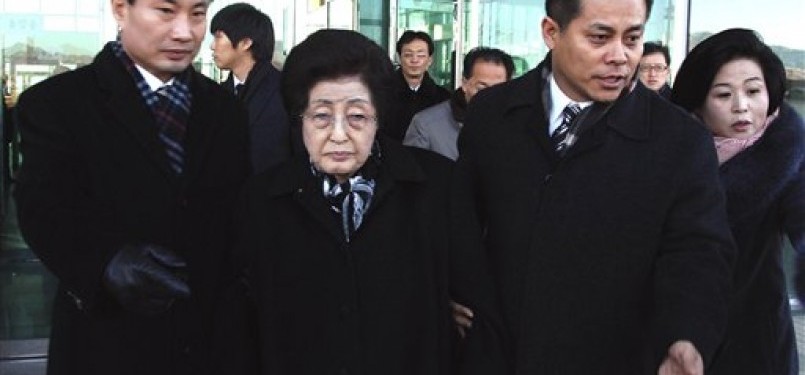 Lee Hee-ho (tengah), janda mantan Presiden Korsel Kim Dai-jung, saat tiba di Kaesong, Korea Utara, Senin (26/12).