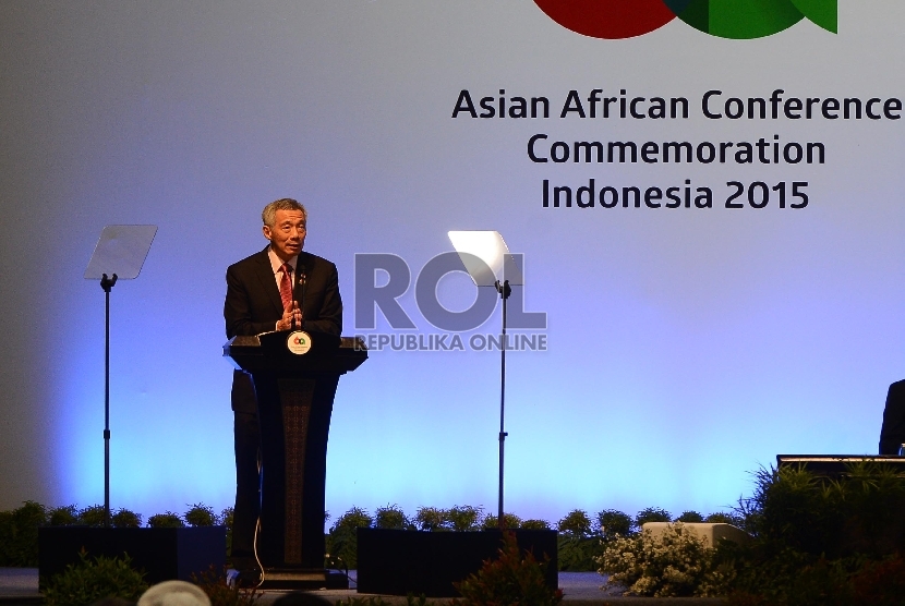 Lee Hsien Loong memberikan pandangan nya mengenai Konferensi Tingkat Tinggi Asia Afrika saat leader summit yang merupakan puncak rangkaian peringatan 60 tahun KTT Asia Afrika di Jakarta Convention Center, Jakarta, Rabu (22/4).  (Republika/Raisan Al Farisi)