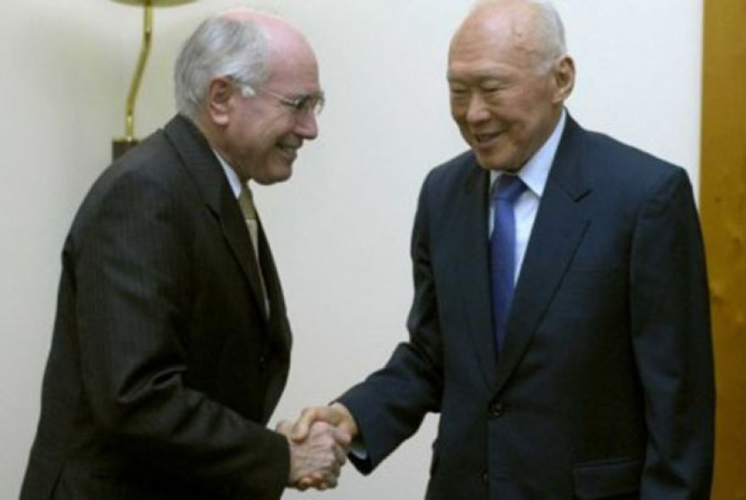  Lee Kuan Yew (kanan) disambut John Howard di tahun 2007 saat pendiri Singapura itu menerima gelar doktor honoris causa dari ANU. Ia juga disambut demonstrasi di Canberra saat itu.