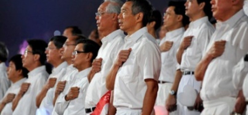 Lee Kuan Yew (paling kanan) dan Goh Chok Tong ( tengah, rambut putih berkaca mata) dalam jajaran kabinet Singapura menyanyikan lagu kebangsaan dipimpin oleh perdana menteri Singapura saat ini, Lee Hsieen Loong (berdiri di samping Goh Chok Tong)