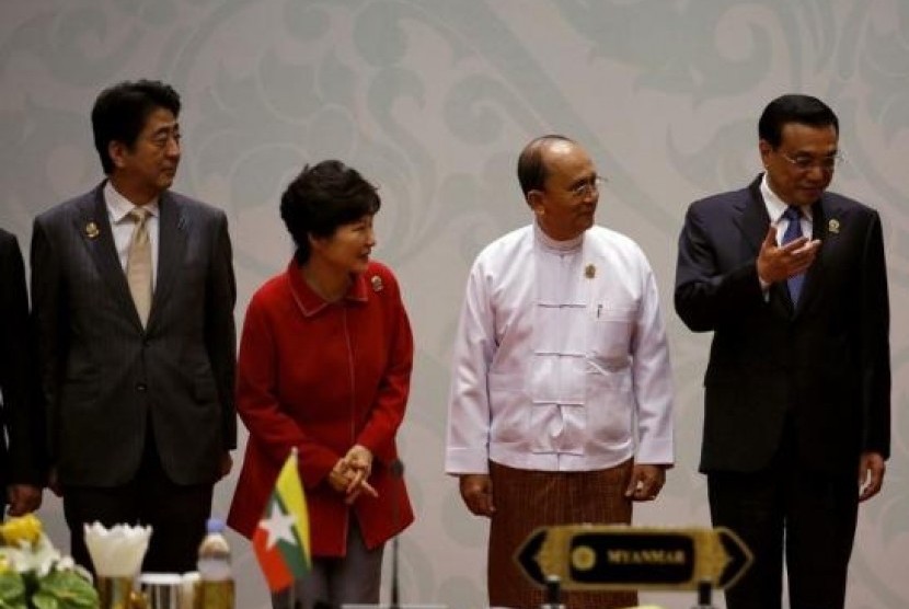 Left to right: Japan's Prime Minister Shinzo Abe, South Korea's President Park Geun-Hye, Myanmar's President Thein Sein listen as China's Premier Li Keqiang talks in Naypyitaw November 13, 2014.