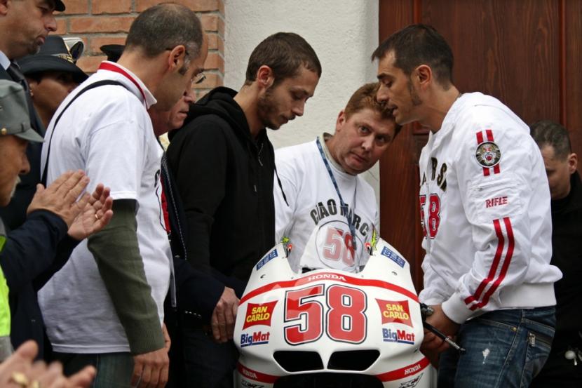 Legenda balap dunia Valentino Rossi (tengah) ketika berada di pemakaman rekannya, Marco Simoncelli pada akhir Oktober 2011 silam. 