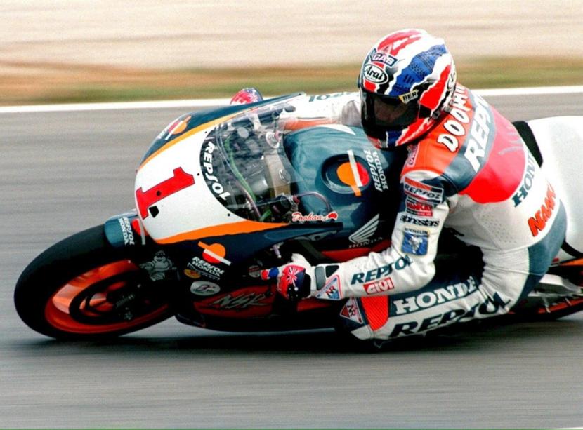 Legenda balap MotoGP era 2tak, Mick Doohan dengan thum brake andalannya. 