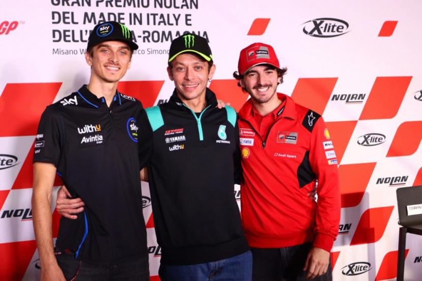 Legenda balap MotoGP Valentino Rossi bersama dua anak didiknya jebolan VR46 Academy yang kini menguasai MotoGP Luca Marini (kiri) dan Francesco Bagnaia dalam sebuah kesempatan beberapa waktu lalu. 