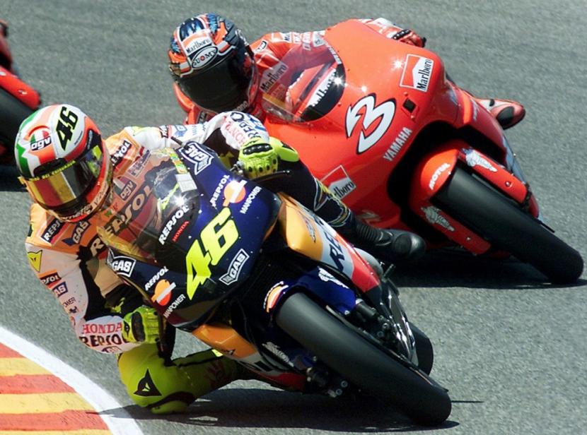 Legenda balap MotoGP Valentino Rossi (kiri) ketika melaju di salah satu tikungan Sirkuit Mugello, Italia dalam sebuah balapan pada 2 Juni 2022. Di belakangnya, sang rival abadi, Max Biaggi menguntit. 