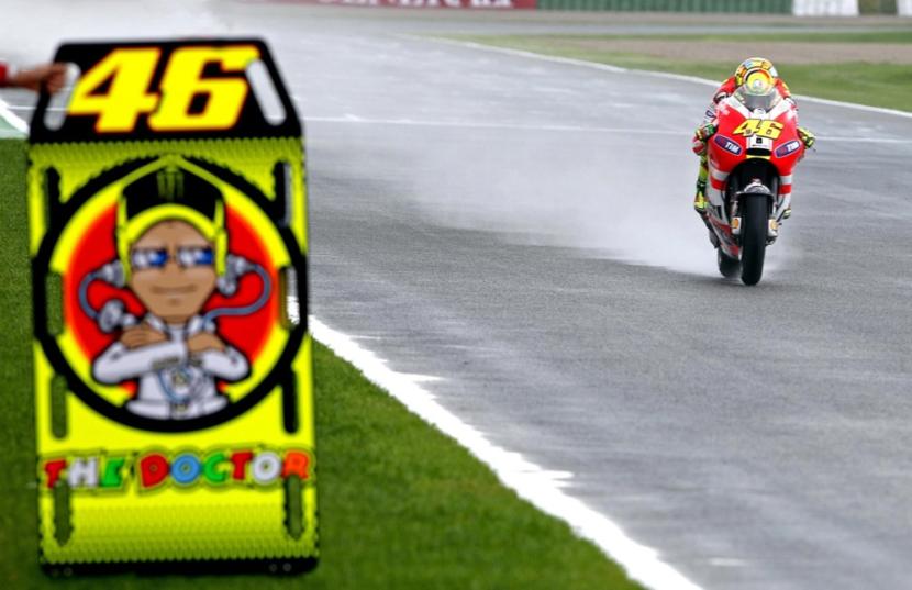 Legenda balap MotoGP Valentino Rossi saat masih membalap bersama Tim Ducati dengan motor Desmosedici pada 2011 silam. 