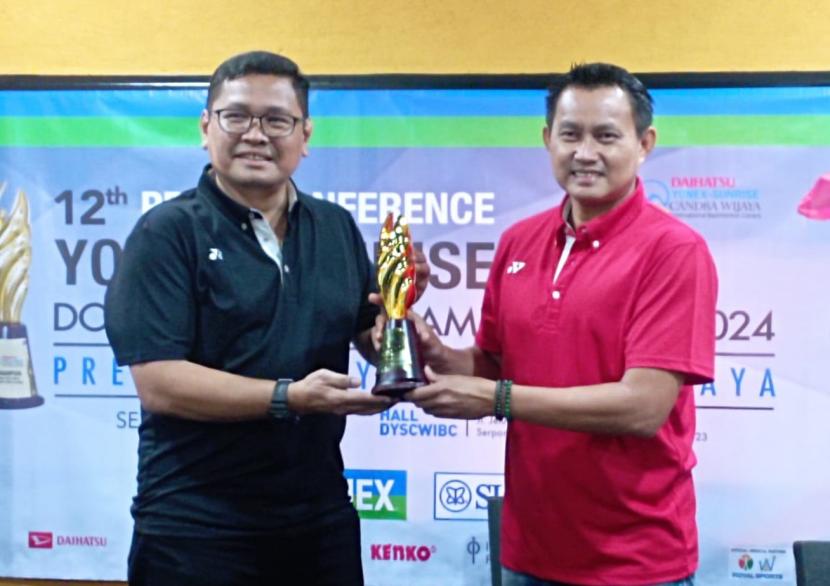 Legenda bulu tangkis Indonesia Candra Wijaya (kanan) bersama perwakilan Yonex Sunrise Indonesia Barry Tamba.