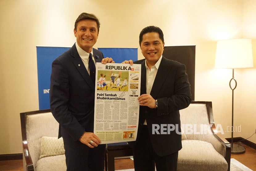 Legenda Inter Milan Javier Zanetti memegang Harian Republika bersama mantan Presiden Inter Milan, Erick Thohir.