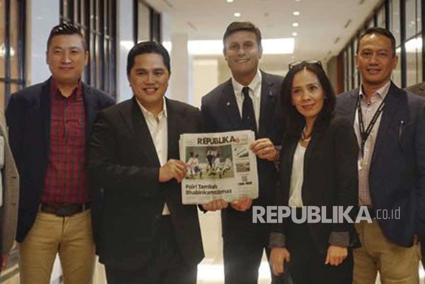 Legenda Inter Milan Javier Zanetti (tengah) memegang Harian Republika bersama Presiden Inter Milan Erick Thohir (kedua dari kiri) usai press conference mengenai Inter Academy Indonesia, Rabu (14/2)..