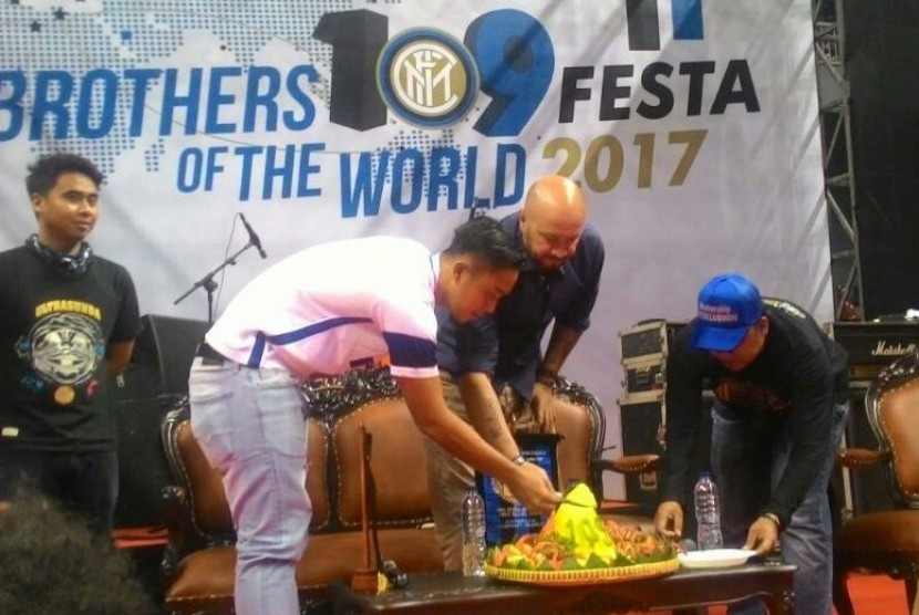 Legenda Inter Milan Walter Zenga (kedua kanan) memotong tumpeng ulang tahun ke-109 Nerazzurri di Jakarta, Ahad (12/3).