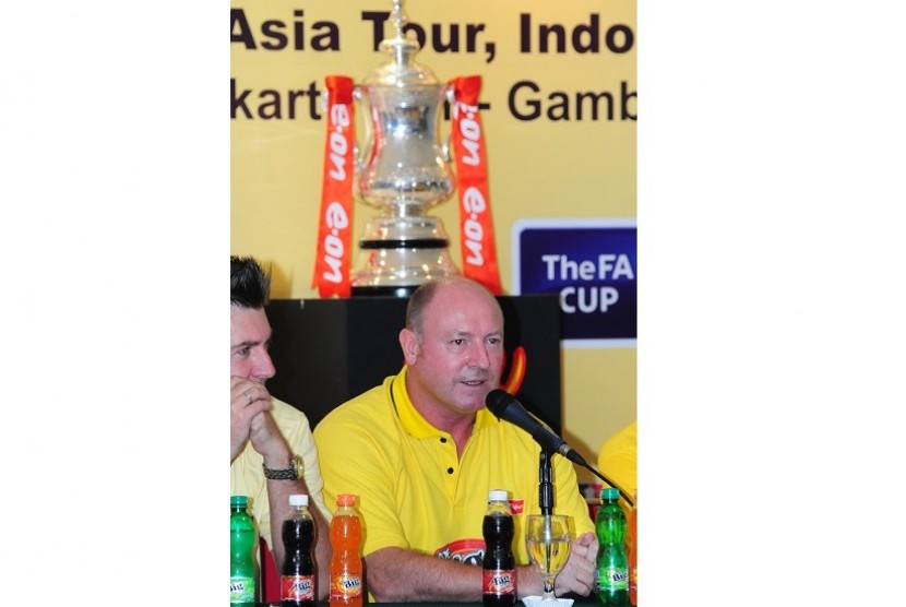 Legenda Liverpool Steve McMahon berbicara dalam jumpa pers di Arena PRJ Kemayoran, Jakarta