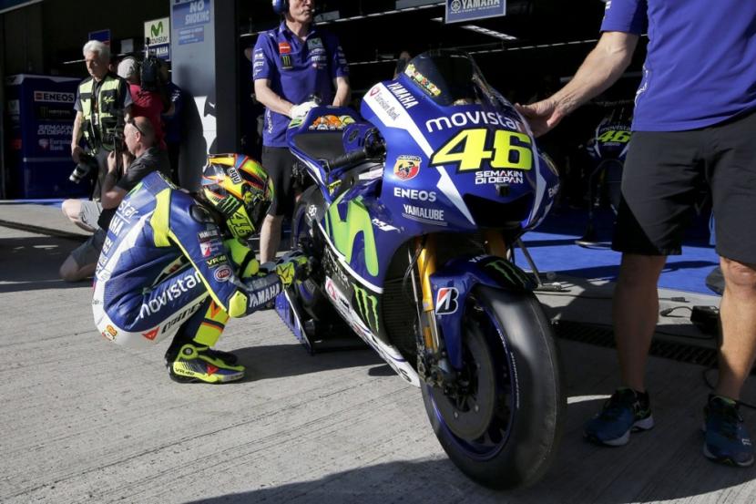Legenda MotoGP Valentino Rossi melakukan ritual khasnya footpeg sebelum balapan di seri MotoGP Jerez, Spanyol. 