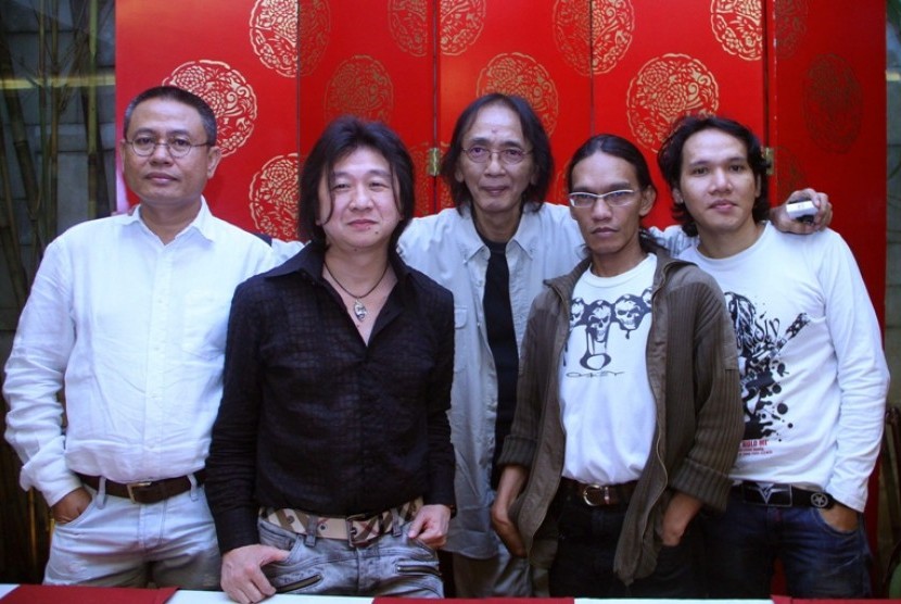  Legenda musisi Indonesia Yockie Suryo Prayogo (tengah) bersama grup band Montecristo hadir usai konferensi pers jelang konser 