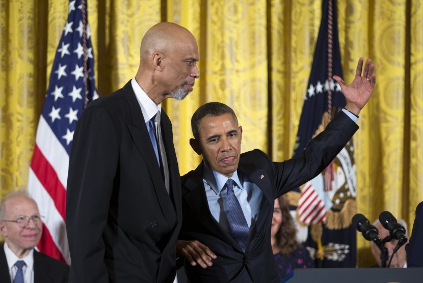 Legenda NBA, Kareem Abdul-Jabbar, ketika memperoleh penghargaan tertinggi dari negara untuk rakyat sipil, yaitu Medali Kebebasan Kepresidenan, dari Presiden AS Barack Obama, 22 Oktober 2016. 