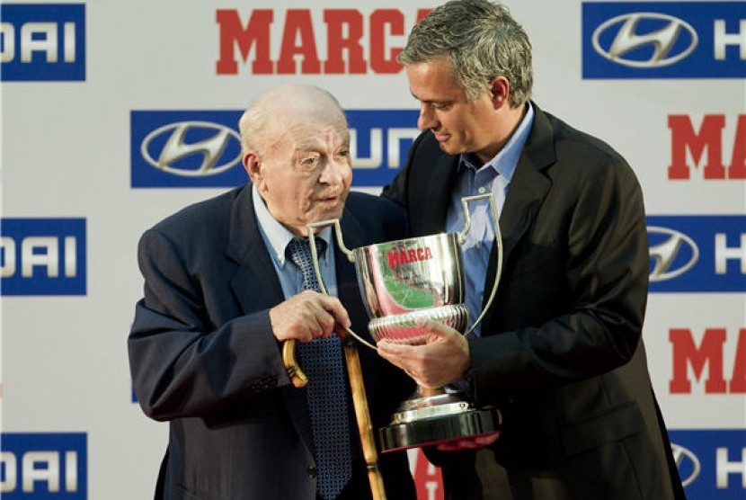 Legenda Real Madrid, Alfredo Di Stefano (kiri), bersama manajer Jose Mourinho. 