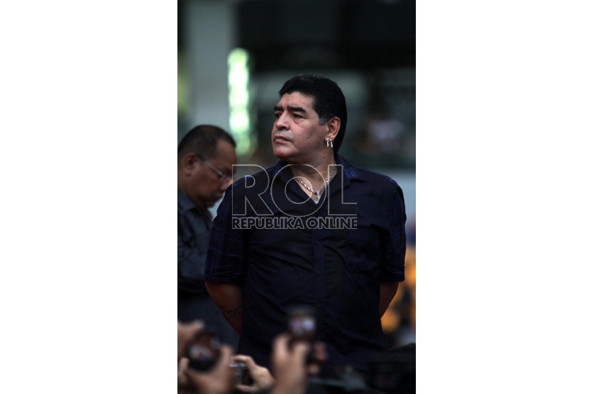  Legenda sepak bola Argentina Diego Maradona saat bertemu penggemarnya di Stadion Gelora Bung Karno (GBK), Senayan, Jakarta, Sabtu (29/6).   (Republika/ Yasin Habibi)