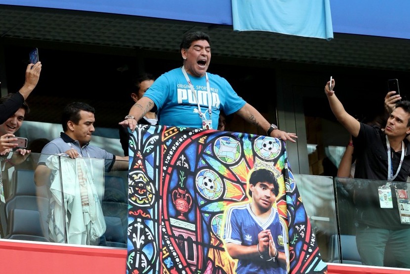  Legenda sepak bola Argentina Diego Maradona saat menyaksikan pertandingan Piala Dunia antara Nigeria dan Argentina.