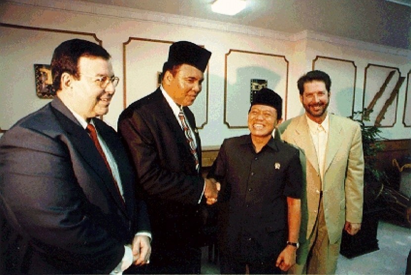 Legenda tinju kelas berat Muhammad Ali bersalaman dengan Harmoko di Jakarta.
