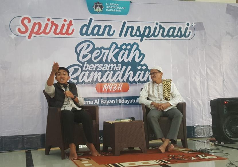 Legislator muda Ismail Bachtiar berbagi motivasi kepada santri Albayan Hidayatullah Makassar, Ahad (10/4).