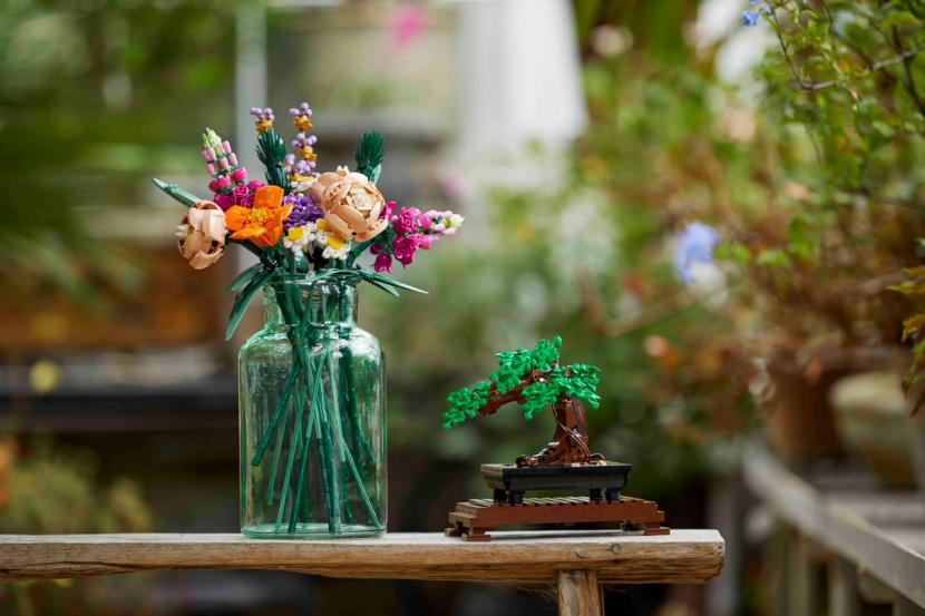LEGO Botanical Collection menghadirkan LEGO Bonsai Tree dan LEGO Flower Bouquet.