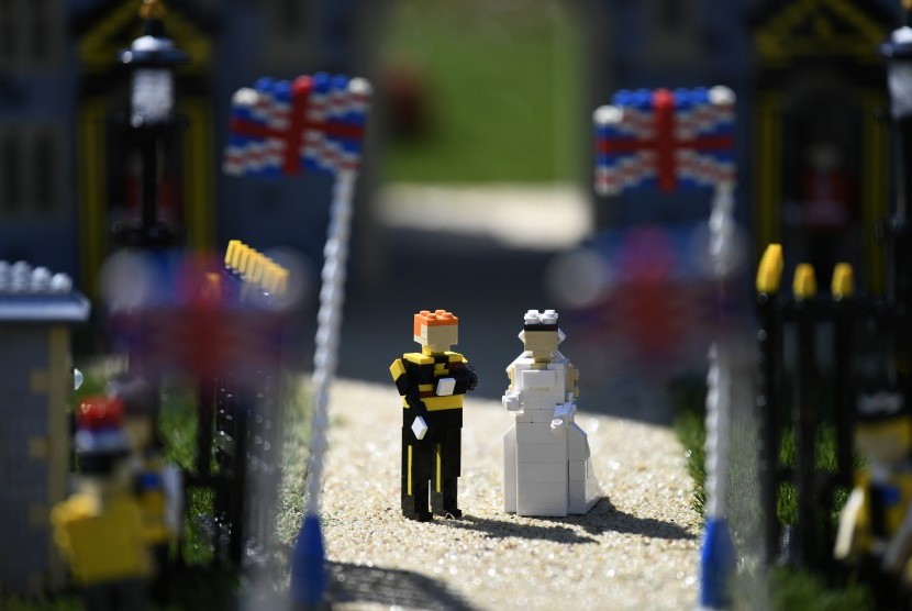 Legoland Windsor membuat replika Lego perkawinan Pangeran Harry dan Meghan Markle. Delapan orang mengerjakan replika menggunakan hampir 40 ribu keping Lego selama 592 jam.