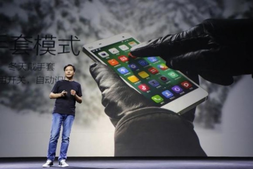 Lei Jun, founder and chief executive officer of China's mobile company Xiaomi Inc, introduces the new features of Xiaomi Phone 4 at its launching ceremony, in Beijing, July 22, 2014.