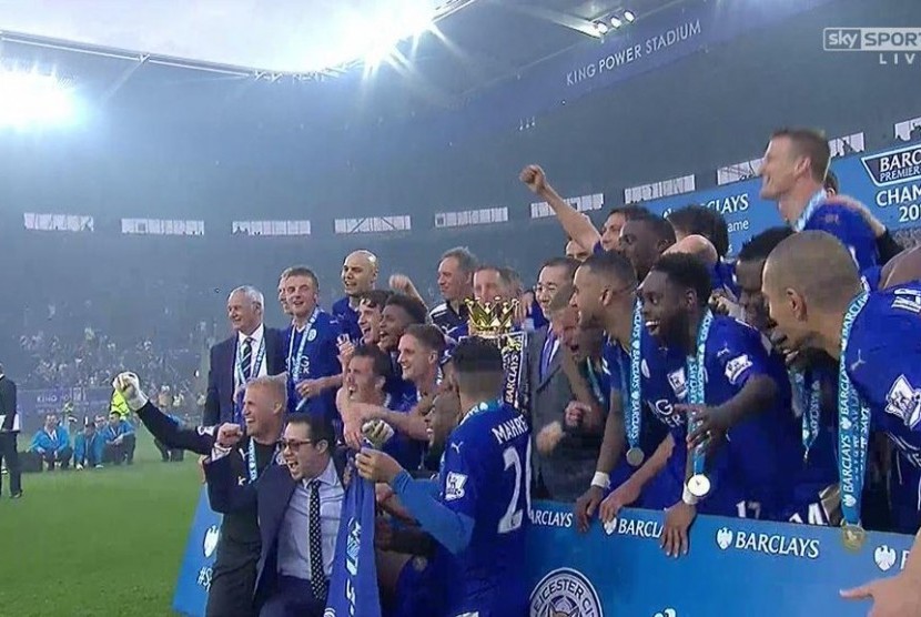 Leicester City mengangkat trofi juara Liga Primer Inggris