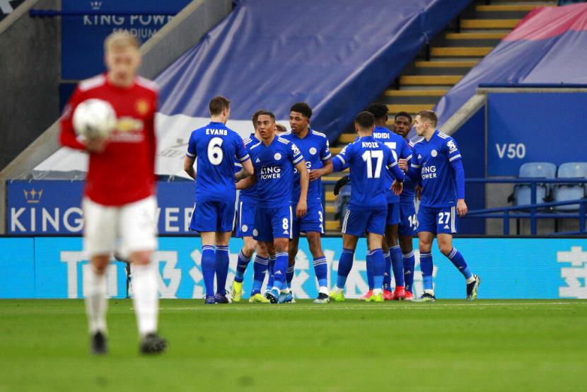 Striker Leicester City, Kelechi Iheanacho, dan rekan-rekannya merayakan gol ke gawang Manchester United dalam babak perempat final Piala FA, Senin (22/3) dini hari WIB.