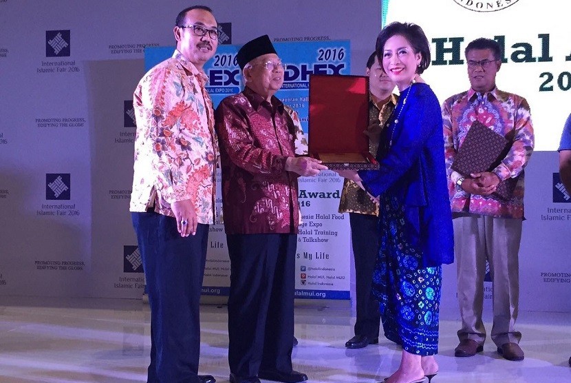 Leila Djafaar, Vice President Danone Indonesia menerima penghargaan Halal Award 2016 untuk kategori Halal Top Brand