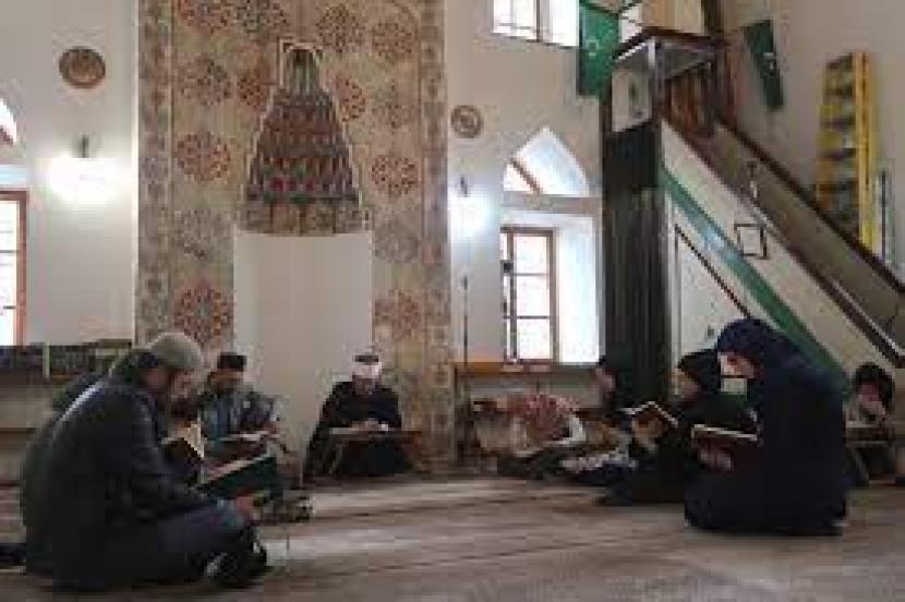 Lelaki dan perempuan bersama-sama membaca Alquran di sebuah Masjid di Sarajevo, Bosnia-Herzegovina.