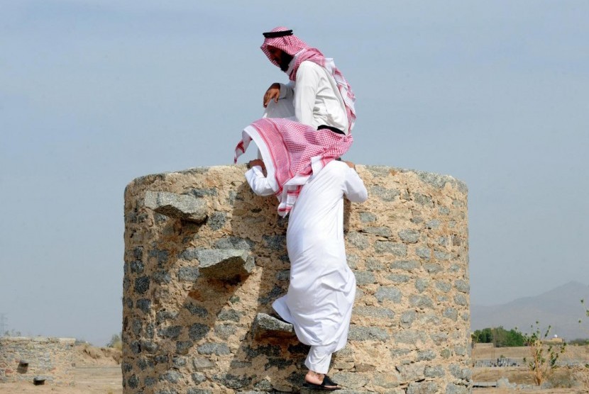 Jamaah Umroh Diminta Mengunjungi Situs-Situs Islam. Foto: Lelaki Saudi mengunjungi Ain Zubaida, situs arkeologi di kota suci Makkah yang selama ratusan tahun dijadikan  sumber air penting di wilayah gurun
