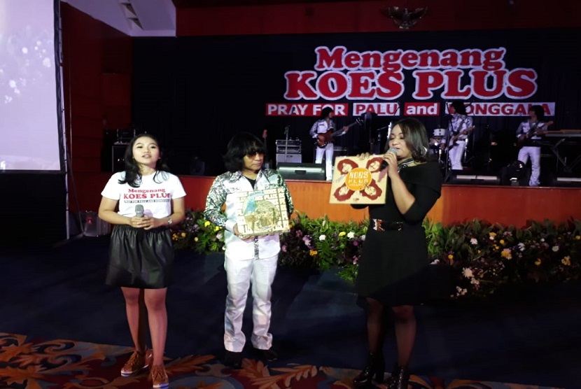 Lelang dua piringan hitam spesial Koes Plus Laku Rp 22 juta di Jakarta, Jumat (23/11).