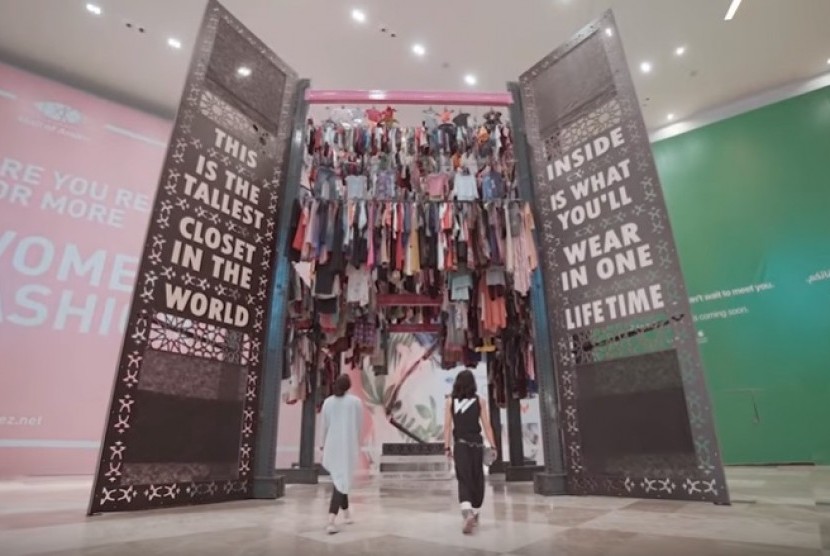Lemari pakaian tertinggi di dunia yang dipajang di Mall of Arabia, Kairo, Mesir.
