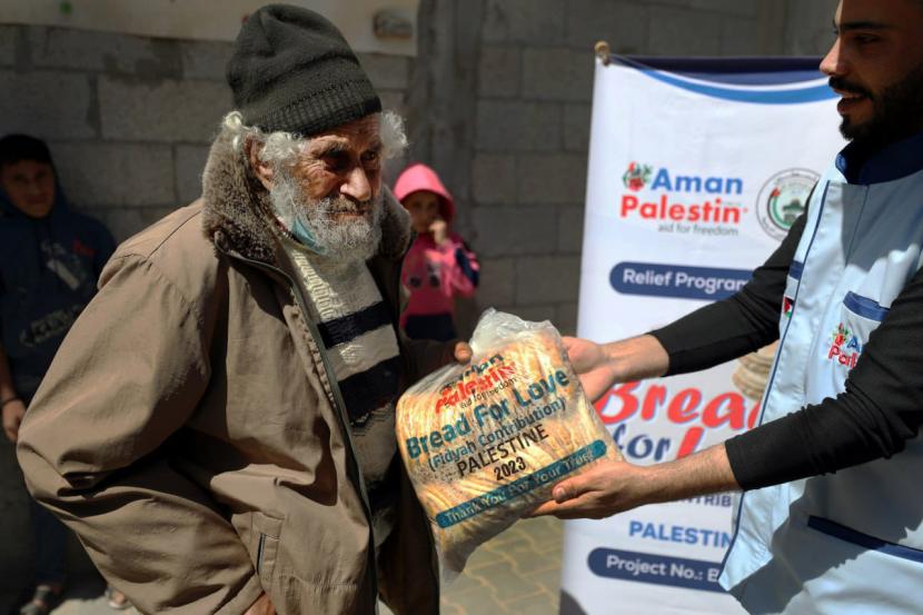 Lembaga Aman Palestin tak henti terus salurkan amanah dari para donatur untuk saudara muslim di Palestina. Termasuk dalam program Bread for Love, yaitu membagikan 105 ribu roti kepada 7.000 keluarga tidak mampu