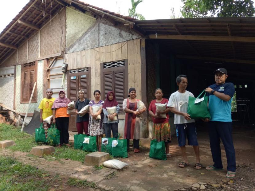 Lembaga Amil Zakat (LAZ) Nahwa Nur Bogor  menyalurkan bantuan paket sembako sebanyak 2.020 paket kepada warga terdampak Covid-19 yang berada di Kabupaten Bogor. 