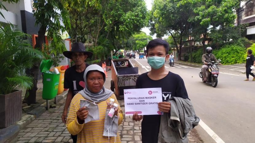 Lembaga Amil Zakat (LAZ) Panti Yatim Indonesia (PYI) menyalurkan masker dan hand sanitizer gratis kepada  warga Jakarta.