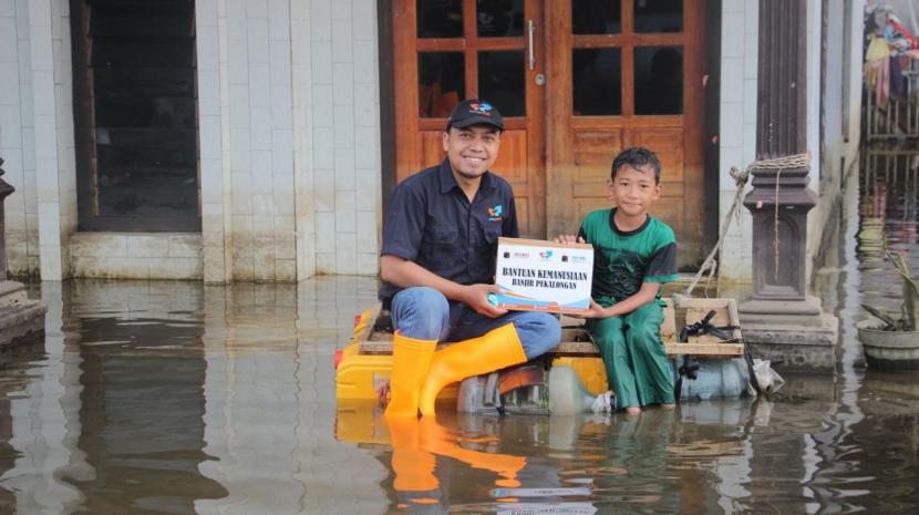Lembaga Amil Zakat (LAZ) Solopeduli bersama relawan dan Ikatan Persaudaraan Haji Indonesia (IPHI) mendistribusikan bantuan kepada masyarakat yang saat ini masih terdampak banjir di wilayah Pekalongan, Ahad (28/2). 