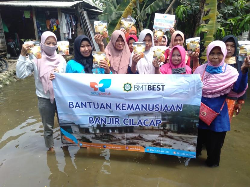 Lembaga Amil Zakat (LAZ) Solopeduli menyalurkan bantuan bagi korban banjir di Cilacap dan Kebumen, Jawa Tengah, serta di Sukabumi, Jawa Barat. 