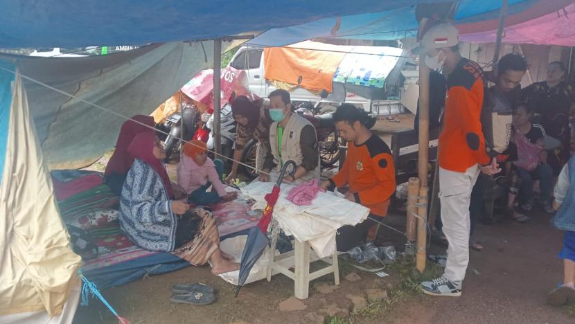 Lembaga Amil Zakat Nasional BMH bersama dengan IMS dan dibantu oleh relawan dari SAR Hidayatullah berikan bantuan berupa layanan kesehatan kepada warga korban gempa Cianjur (24/11/2022).